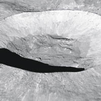 圖為美國太空總署最新發布的月球地表照。（互聯網圖片）