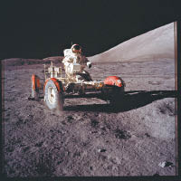 美國太空總署太空人六十年代在月球的活動照片。