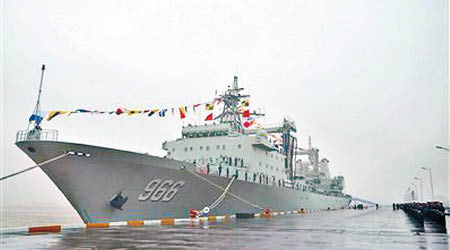 中國海軍最先進的綜合補給艦「高郵湖」艦今年初入列。（互聯網圖片）