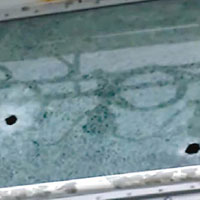 漁船的玻璃窗留下彈孔。（電視畫面）