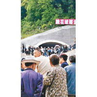 貴州村民抗議政府炸山修路震毀房屋，遭警方武力驅趕。（互聯網圖片）
