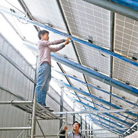 工人檢測太陽能光伏板。（互聯網圖片）