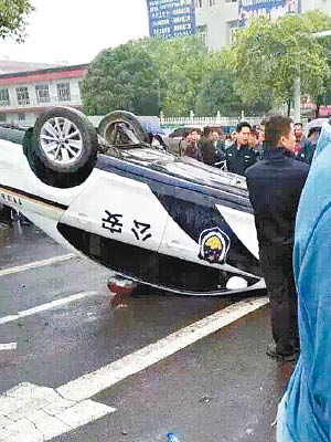 益陽村民推翻警車洩憤。（互聯網圖片）