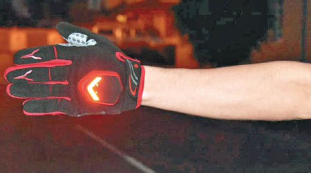 當騎單車者打手勢準備轉彎時，手套內的感應器就會令指揮燈閃亮。