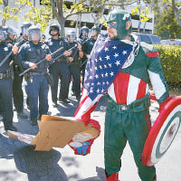 有示威者打扮成「墨西哥隊長」，抗議特朗普排斥移民。
