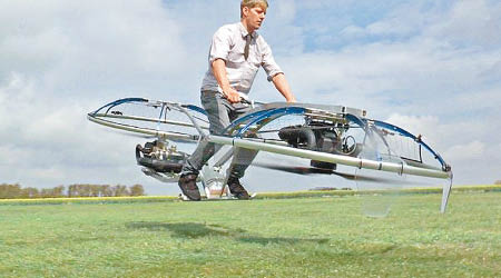 弗茲騎上懸浮單車在草原上飛行。（互聯網圖片）