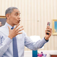 奧巴馬持手機自拍自得其樂。