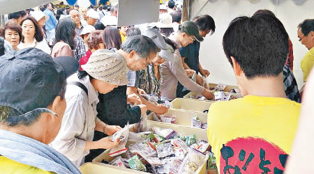 民眾到場參加最後祭典，選購物品。（互聯網圖片）