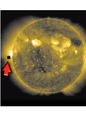 韋林聲稱在太陽衞星照片中，發現可疑方塊（箭嘴示）。（互聯網圖片）