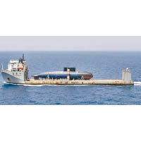 半潛船可用以運載海軍潛艇。