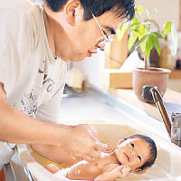 日本有不少男士待在家中照顧孩子。