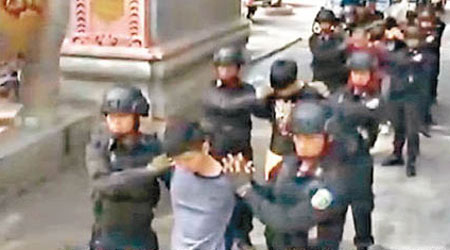 緬甸警方移交八名疑犯。（電視畫面）