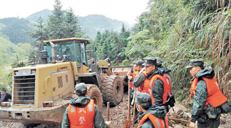 通往重災區下乾村的路發生塌方。（互聯網圖片）