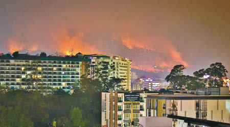 山火逼近清邁市，可見漫山熊熊火光。（互聯網圖片）