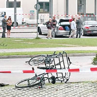 有受害者的單車遺落在地上。（互聯網圖片）