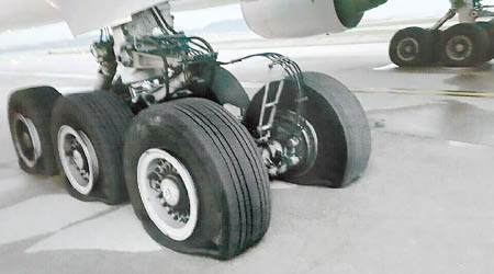 星航客機輪胎受損漏氣。（互聯網圖片）