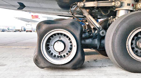 英航客機輪胎變成方形，未知原因。（互聯網圖片）