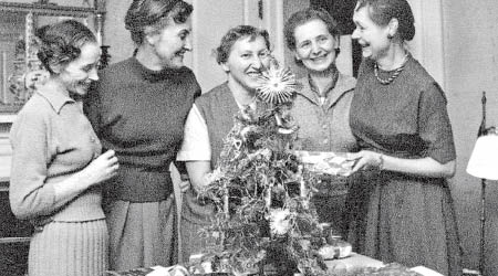 費里迪（右）與部分幸存者慶祝聖誕。（黑白圖片）