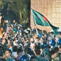 大批示威者慶祝尼扎米被處決。