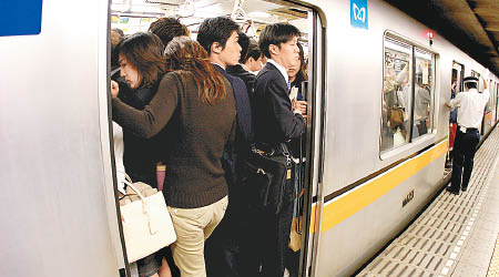 日本列車擠迫的車廂常發生「癡漢」非禮女乘客事件。