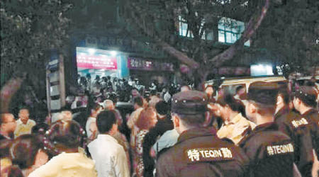 大批家長包圍涉事社區醫院抗議。（互聯網圖片）