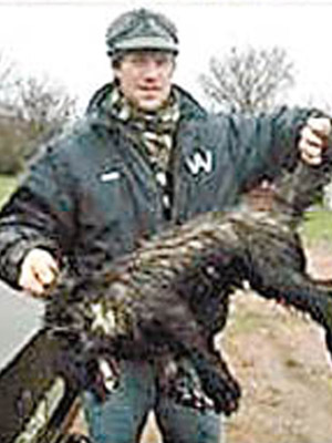 哈特射殺狼獾後，上載屍體照。（互聯網圖片）