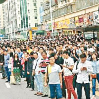 大批乘客湧上地面改乘其他交通工具，癱瘓地面交通。（互聯網圖片）