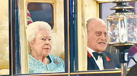 英女王（左）與菲臘親王乘坐馬車到場。