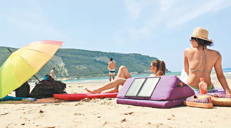 沙灘墊內置太陽能電池板。