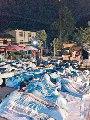 長新鄉有學生疏散至操場，校方提供被鋪予他們席地而睡。（互聯網圖片）