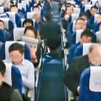 小燕指在機艙內遭男乘客性騷擾。