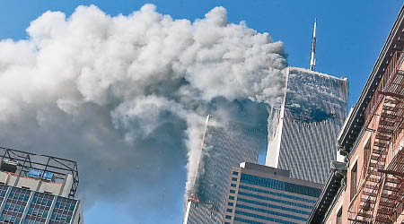 世貿中心當年被撞後濃煙四起。