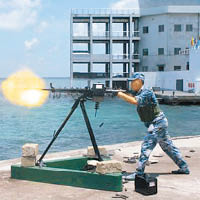 駐守在南海島嶼的解放軍進行各類訓練。
