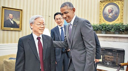 圖為奧巴馬（前右）過往接見到訪的越共總書記阮富仲（前左）。（資料圖片）