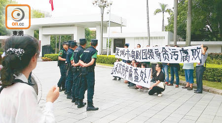 深圳市粵劇團團員帶同橫額到深圳市委請願。（黃少君攝）