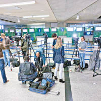 大批傳媒趕到戴高樂機場採訪事件。