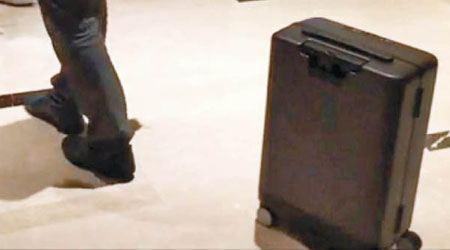 COWA ROBOT智能拖拉行李篋。