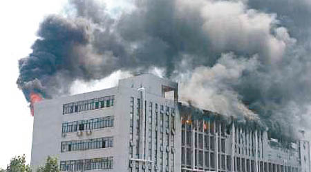 廠房天台被濃煙包圍。（互聯網圖片）