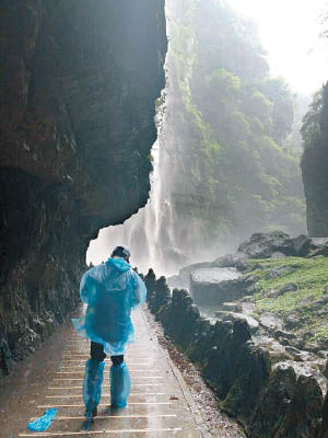 不少遊客穿越瀑布前會穿起雨衣。（互聯網圖片）
