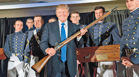 特朗普支持擁槍，獲全國步槍協會大力支持。圖為他早前手持步槍複製品。