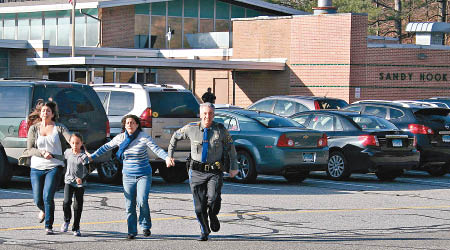 一二年發生的小學槍擊案，警員帶家長及學童逃走。