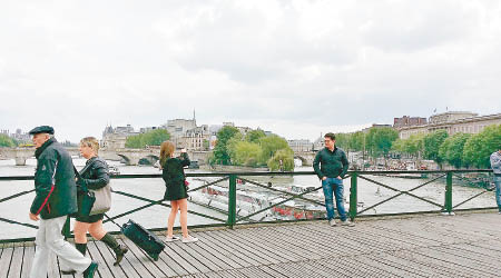 巴黎藝術橋遊客不絕。