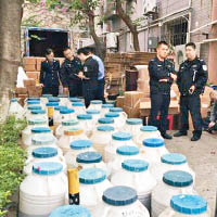 警方查獲多桶假茅台酒。（互聯網圖片）