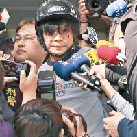 王景玉早前被警員押解時遭民眾包圍。（資料圖片）