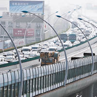 事故導致上海西北部交通嚴重阻塞。（中新社圖片）