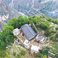 阿土勒爾村位於美姑河峽谷地區的懸崖上。