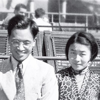 新婚燕爾<BR>楊絳（右）和錢鍾書（左）的愛情故事是文壇佳話。（互聯網黑白圖片）