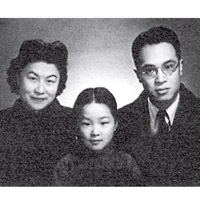 美滿家庭<BR>楊絳與丈夫及女兒的合照。（互聯網黑白照片）