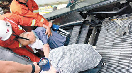 消防員合力拯救被困老翁。（互聯網圖片）