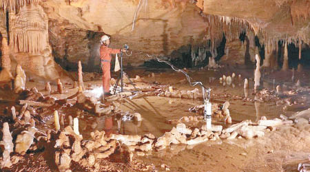 考古學家在洞穴內探索。（互聯網圖片）